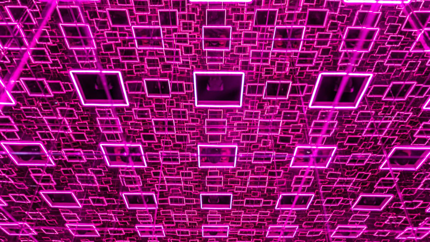 Neon-Spiegelraum im Optische Täuschungen Museum Berlin