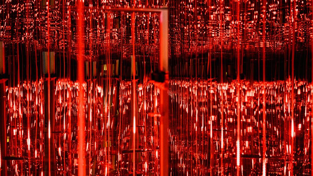 Rote Infinity-Installation im Berliner Illusionsmuseum